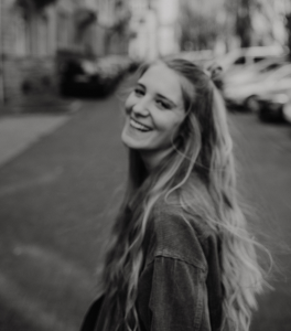 Hochzeitsfotografin aus Düsseldorf, Foto der Fotografin auf der Straße, blurry