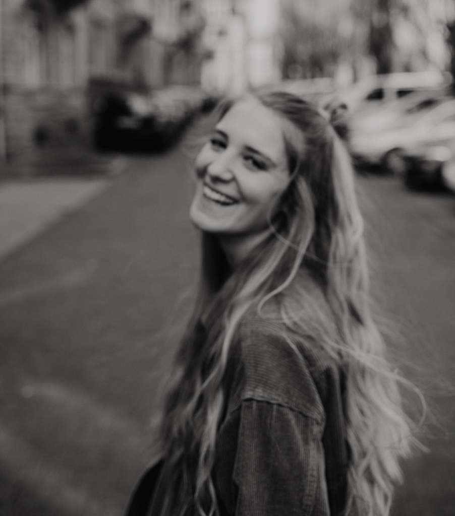 Hochzeitsfotografin aus Düsseldorf, Foto der Fotografin auf der Straße, blurry