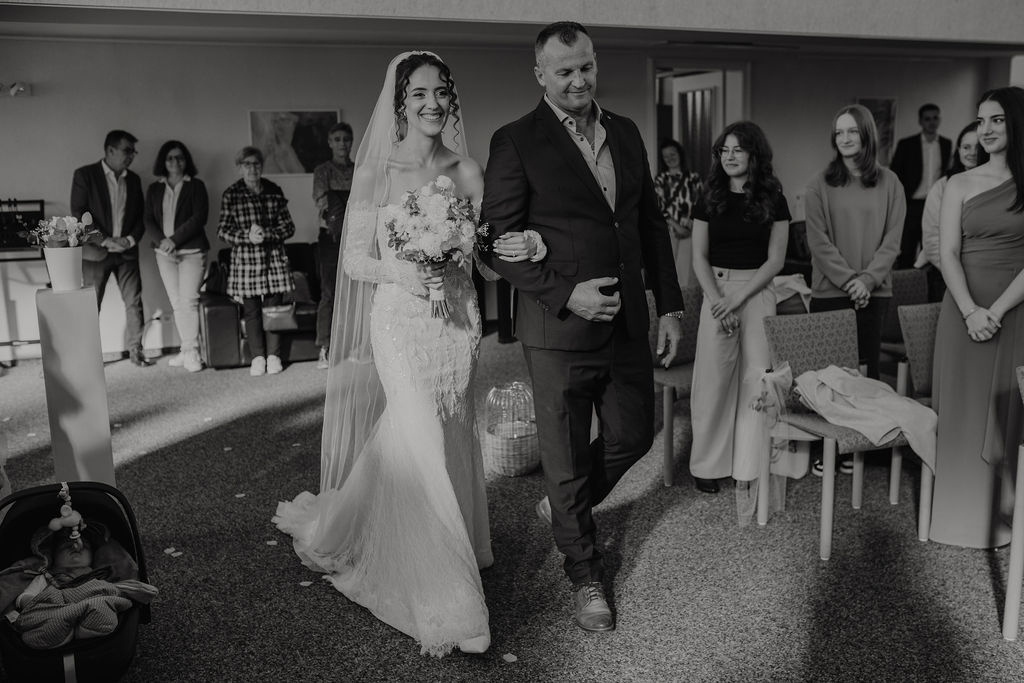 Braut läuft mit ihrem