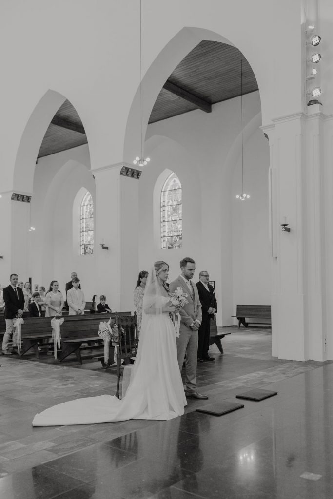 Brautpaar in der Kirche bei ihrer Trauung in Düsseldorf