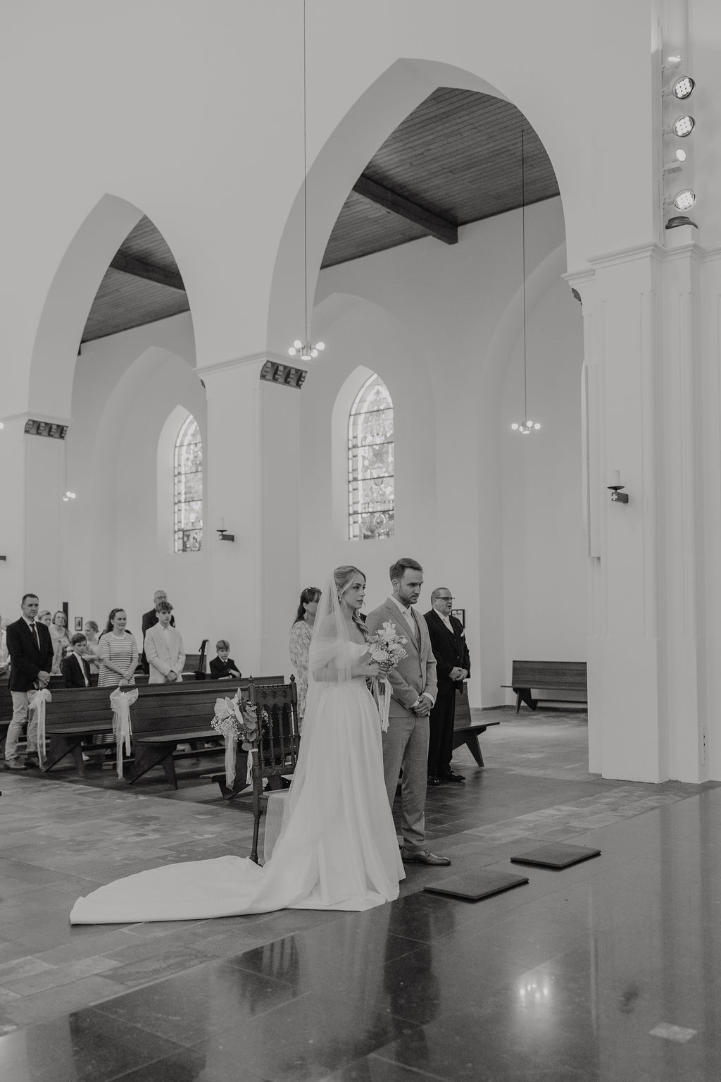 Brautpaar in der Kirche bei ihrer Trauung in Düsseldorf