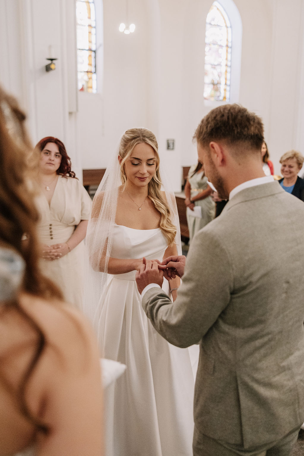 die Ringübergabe während einer Katholischen Trauung während der Hochzeit in Köln