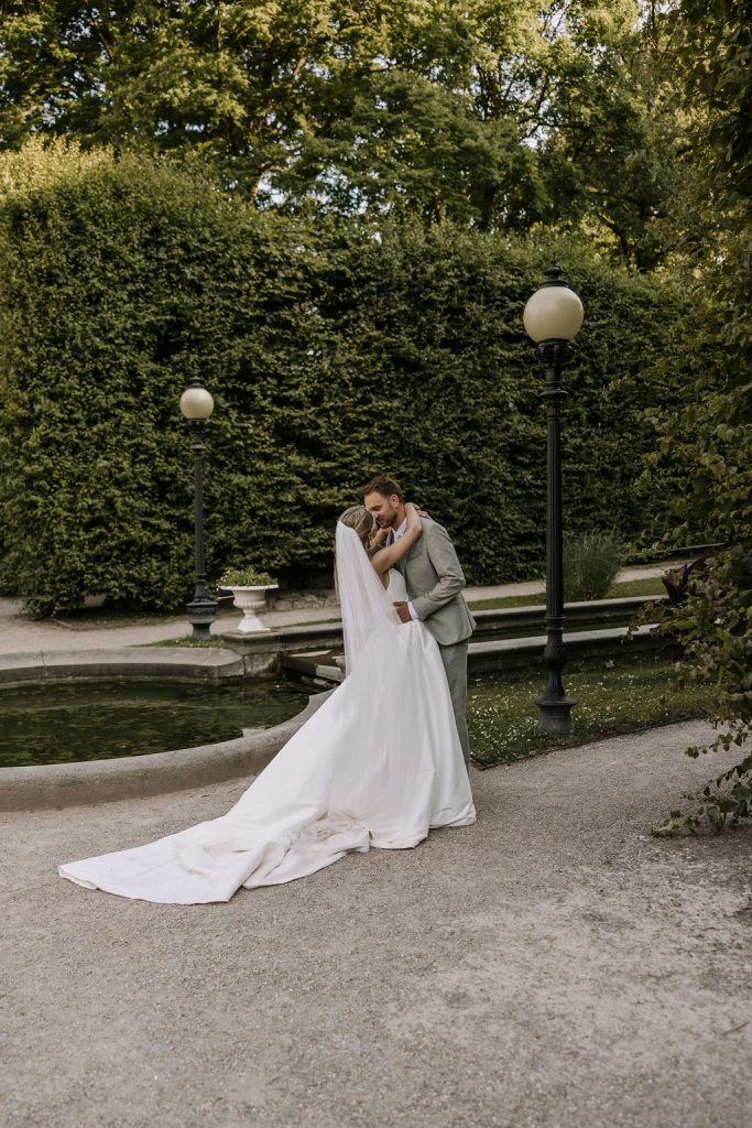 Sommerhochzeit - Romantischer Kuss bei Hochzeit im Botansicher Garten in Koeln Flora