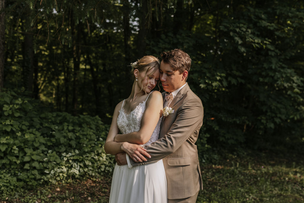 brautpaar umarmt sich liebevoll an ihrem hochzeitstag, während dem fotoshooting im Wald. Location Oefter Wald Essen