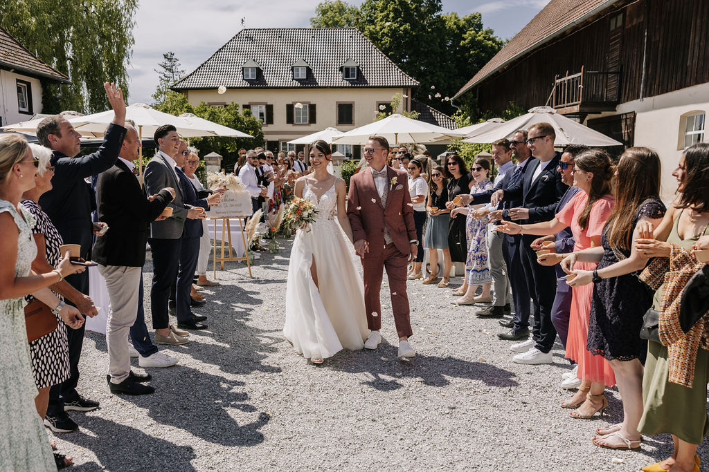 Brautpaar zieht am Hochzeitstag aus und wird von Gästen gefeiert
