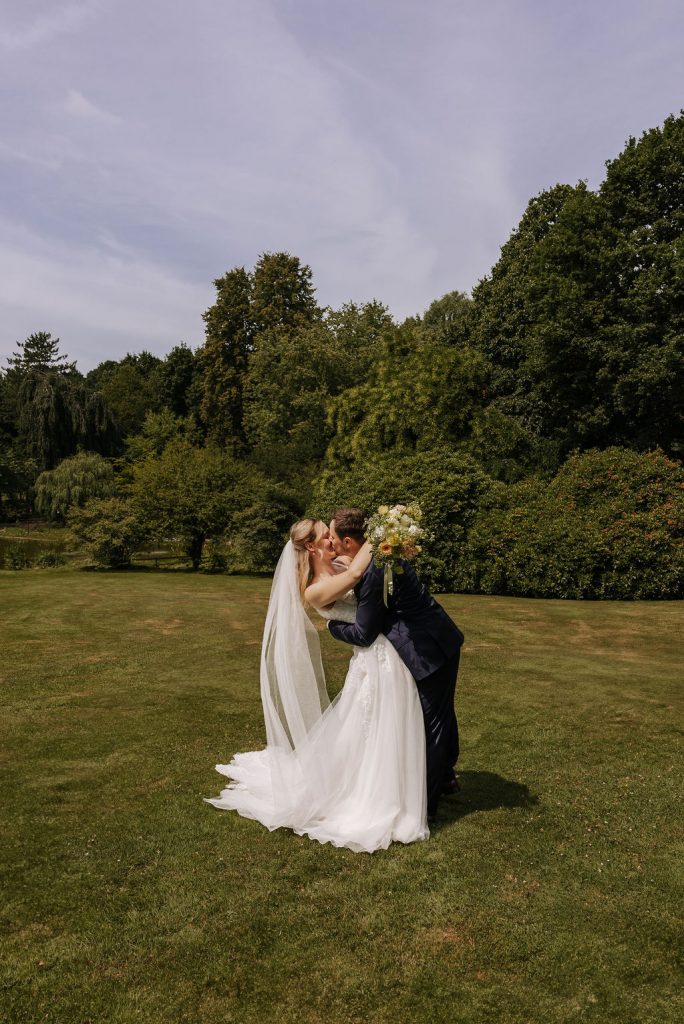 Dipp Kiss im Botnaischen Garten in Solingen - Hochzeit unter freiem Himmel