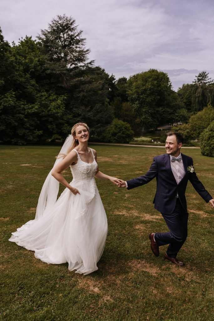 Actionreiches Fotos von einem Brautpaar an ihrer Hochzeit im Sommer