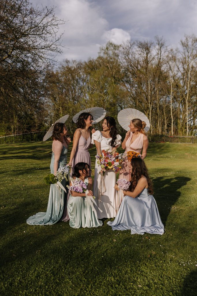 Brautjungfern und braut stehen zusammen, alle haben sehr besondere Brautsträuße