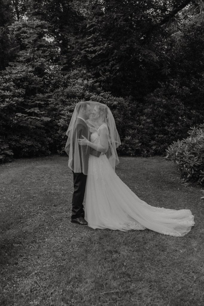 Brautpaar unter Schleier am Hochzeitstag - Fotoshooting Hochzeit im Botnaischen Garten Solingen