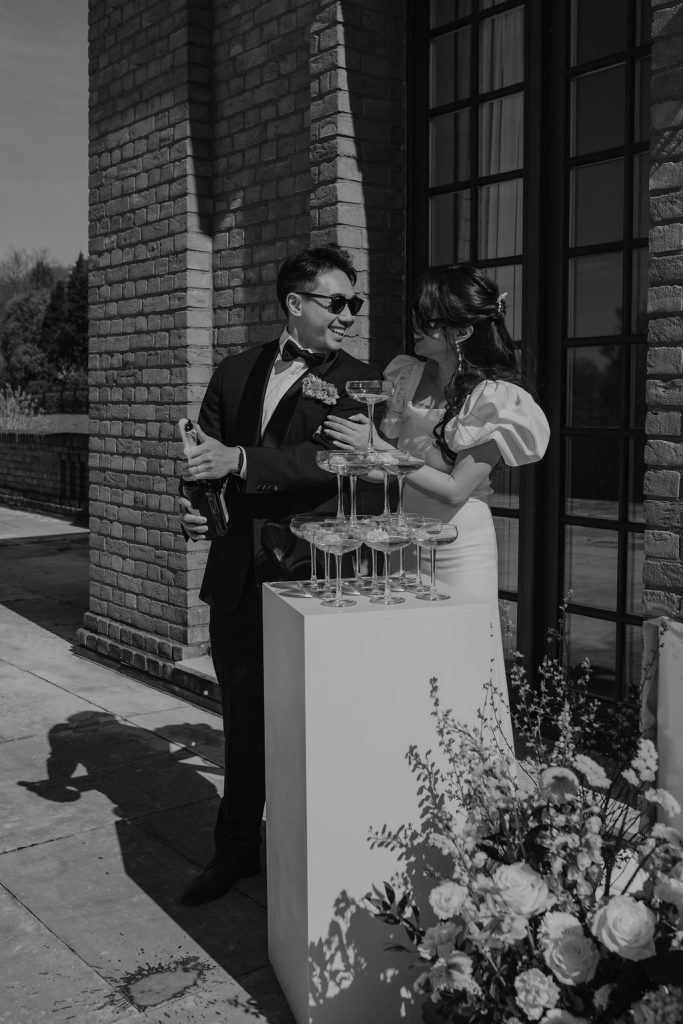 brautpaar schießt Sekt und Konfetti