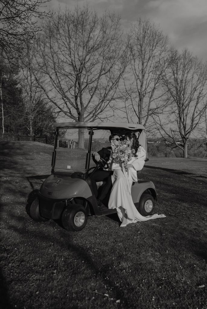 Hochzeitsfotografie Brautpaar sitzt in einem Goldkart