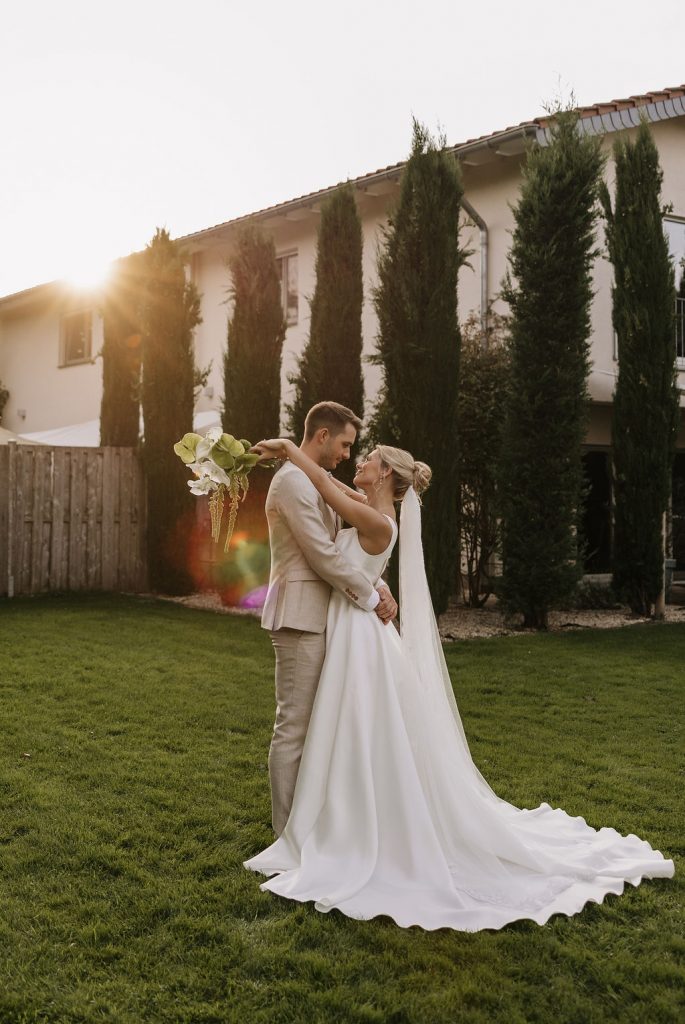 Romantische Pose beim Sonnenuntergang beim Golden Hour shooting vor Toskana Gebäude mit Mittelmeer-Zypresse