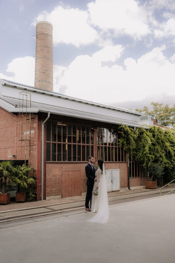 Seifenfabrik, Dr. Thompson´s in Eventlocation in Düsseldorf. Brautpaarshooting während dem Hochzeitstag