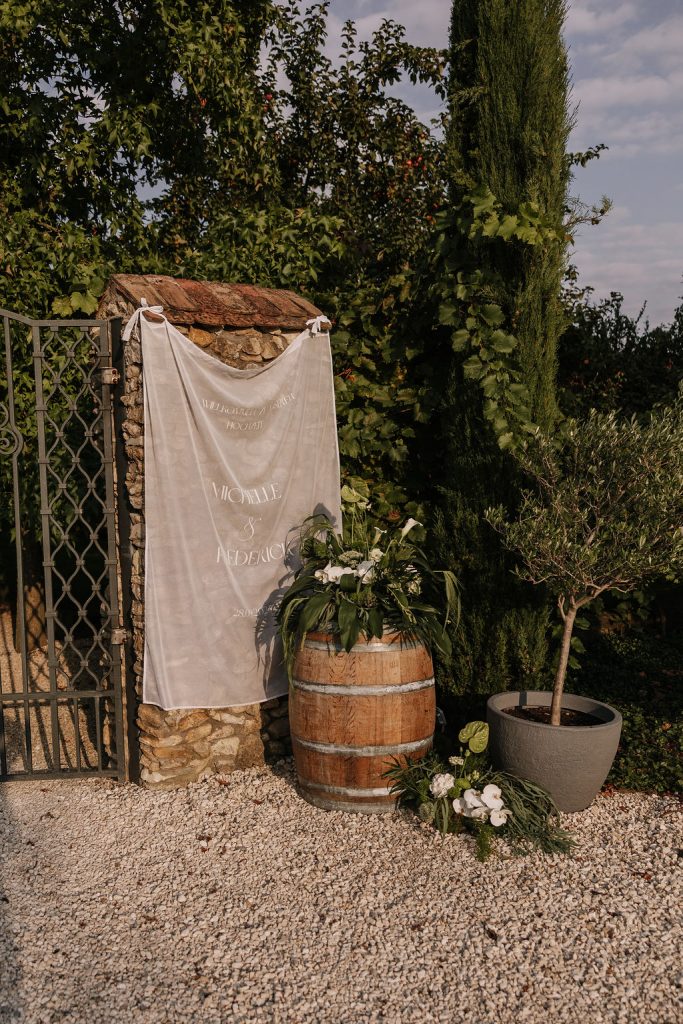 Destination Wedding aber in NRW Hamminkel bei Düsseldorf, mit Cricut erstelltes Hochzeitsschild aus Textil vor einem Rustikalen Tor auf Weingut Kraul