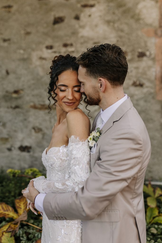 Bräutigam kuschelt die braut an