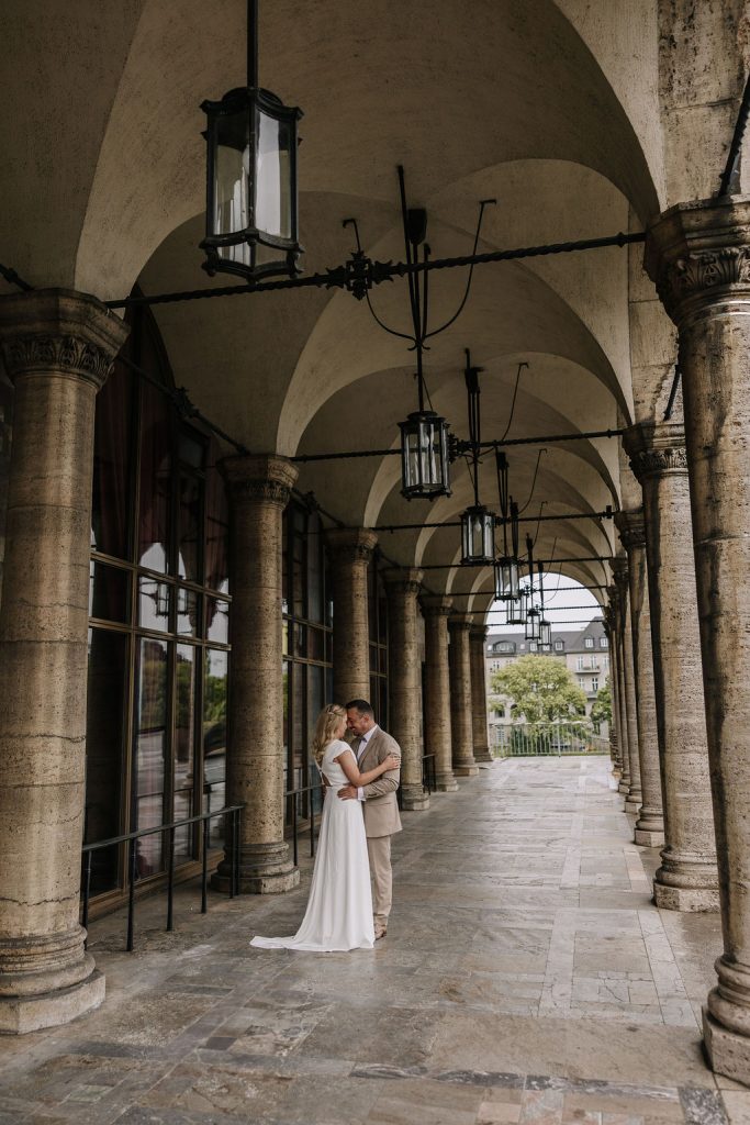 Historische Stadthalle Mülheim an der Ruhr. Brautpaar steht in dem Säulengang