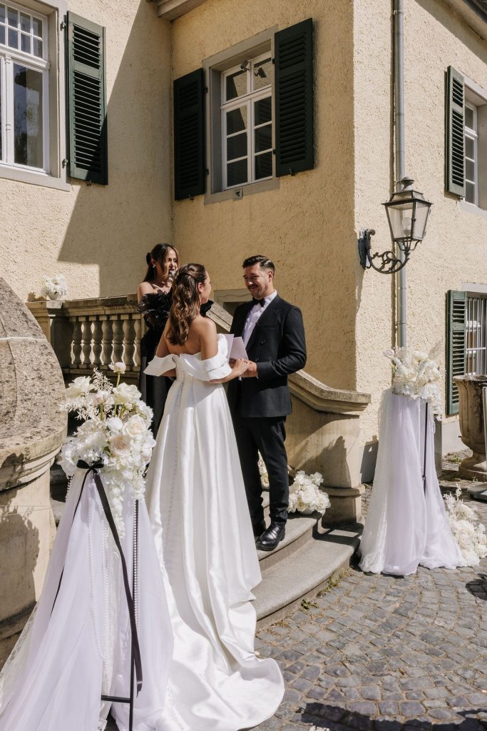 Brautpaar während ihrer freien Trauung unter freiem Himmel im Innenhof ihrer Standesamtlichen Hochzeit